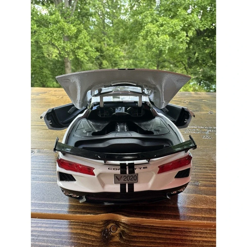 2020 Chevrolet Corvette Stingray C8 White Black Stripe 1:18 Maisto Diecast